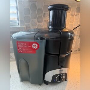 GE JUICE EXTRACTOR JUICER / 800-WATTS LIKE NEW!